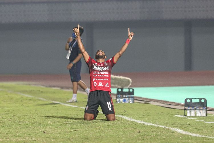Pemain Bali United Yabes Roni merayakan gol ke gawang Persib Bandung pada laga lanjutan Liga 1 2021-2022 di Indomilk Arena, Tangerang, pada Sabtu (18/9/2021) malam WIB.