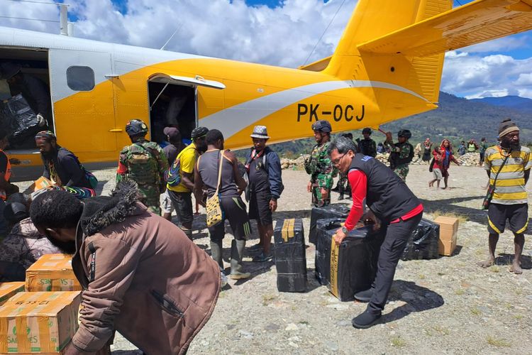 Penyaluran bantuan seberat 17,1 ton secara bertahap oleh Kementerian Sosial (Kemensos) untuk masyarakat terdampak kekeringan di Distrik Agandugume dan Lambewi Kabupaten Puncak Jaya, Papua Tengah. 