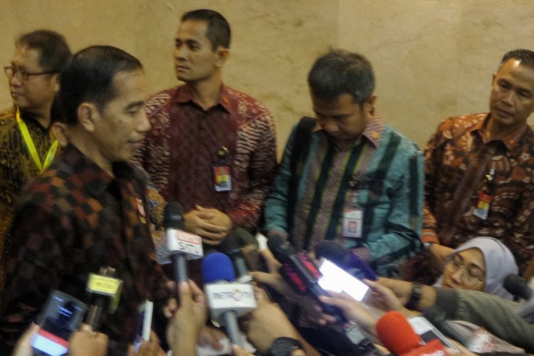 Presiden Joko Widodo saat diwawancarai oleh wartawan usai menghadiri acara Hari Kebebasan Pers Sedunia di Jakarta Convention Center, Rabu (3/5/2017). 