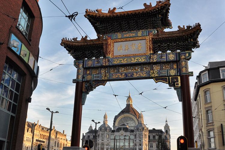 Gerbang China Town berhadapan dengan Stasiun Antwerp Central di Belgia.