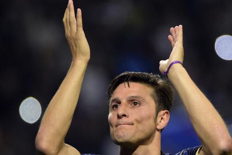 Kapten Javier Zanetti mengucapkan salam kepada suporter Inter Milan, usai laga Serie-A melawan Lazio, di Giuseppe Meazza, Sabtu (10/5/2014). Itu adalah laga terakhir Zanetti di Giuseppe Meazza, yang telah menjadi rumahnya sejak 1995. Zanetti telah memutuskan gantung sepatu pada akhir musim ini.