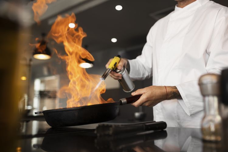 INDEF menyebut upah minim memicu overwork di Indonesia. Data BPS mencatat, 25,47 persen pekerja bekerja lebih dari 49 jam per pekan.