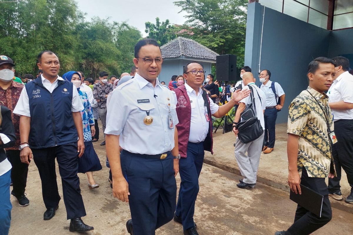 Gubernur DKI Jakarta Anies Baswedan saat meninjau lokasi program Pusat Edukasi Jakarta Sadar Sampah yang bernama Jakarta Recycling Center (JRC) di Kecamatan Pesanggrahan, Jakarta Selatan, Rabu (5/10/2022) siang.