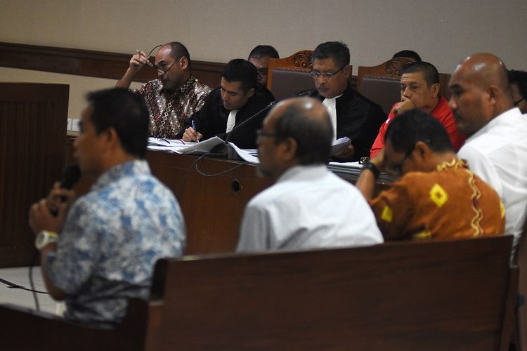 Terdakwa mantan Deputi IV bidang Peningkatan Prestasi Olahraga Kemenpora Mulyana (kedua kiri) dan Pejabat Pembuat Komitmen (PPK) pada Kemenpora Adhi Purnomo (kedua kanan) mendengarkan keterangan saksi pada sidang lanjutan kasus dugaan suap dana hibah Kemenpora ke KONI di Pengadilan Tipikor, Jakarta, Kamis (20/6/2019). Sidang beragenda mendengarkan keterangan empat orang saksi yang dihadirkan JPU KPK yakni Sekretaris Bidang Perencanaan dan Anggaran KONI Suradi, Kepala Bagian Hukum Kementerian Pemuda dan Olahraga Yusuf Suparman, Pejabat Deputi IV Kementerian Pemuda dan Olahraga Akbar Mia dan Kabid Olahraga Internasional Kemenpora Ferry Hadju. ANTARA FOTO/Indrianto Eko Suwarso/wsj.