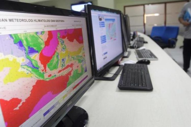 Model prakiraan cuaca arpege di Kantor BMKG, Jakarta, Senin (14/1/2013). Siklon tropis berdampak adanya pergerakan angin yang cukup lama di sebagian wilayah Jawa, termasuk Jakarta dan sekitarnya serta gelombang laut tinggi di selatan Jawa sampai NTT dengan tinggi gelombang mencapai 4 meter.