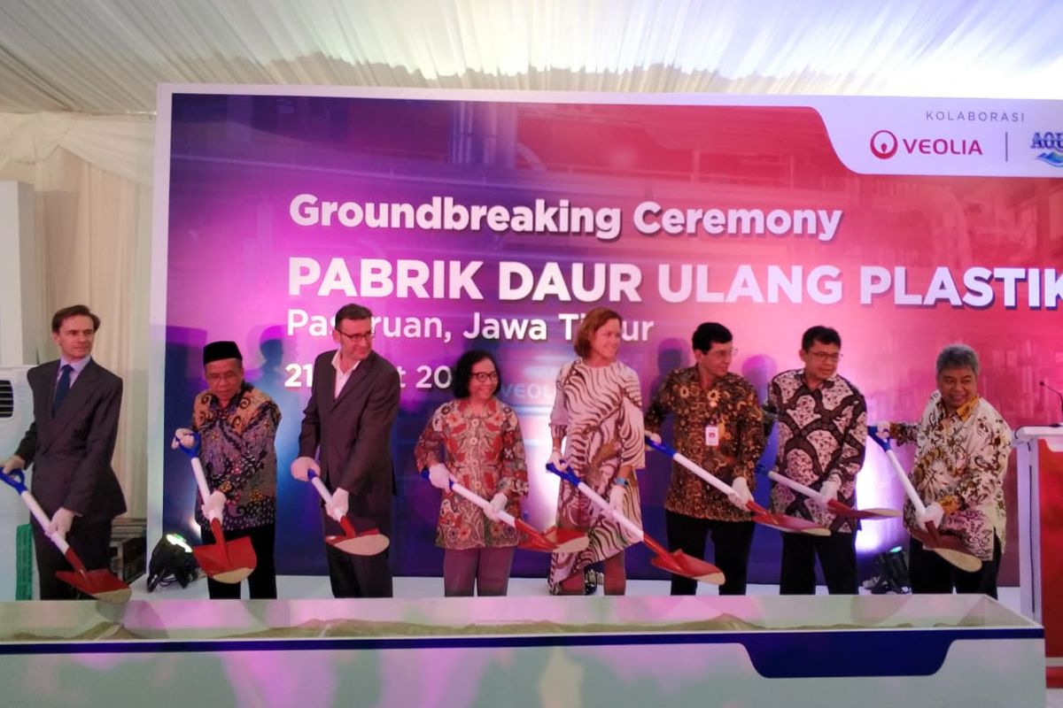 Groundbreaking ceremony pabrik daur ulang plastik PT Veolia Services Indonesia di Kabupaten Pasuruan, Kamis (21/3/2019)