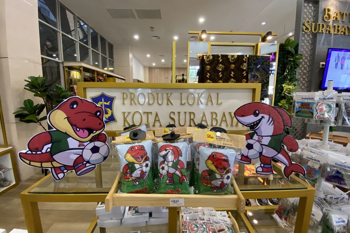 Suvenir Piala Dunia U-17 di Sental Kriya Galeri Siola Surabaya, Jawa Timur, Kamis (9/11/2023)