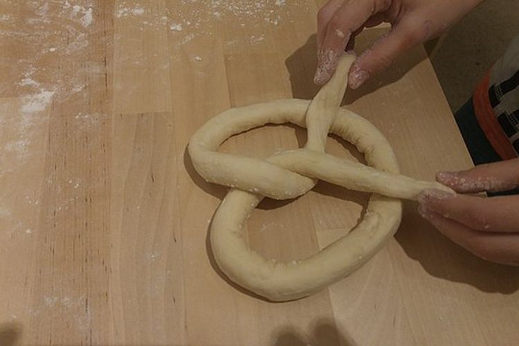 Ilustrasi membentuk adonan pretzel. 