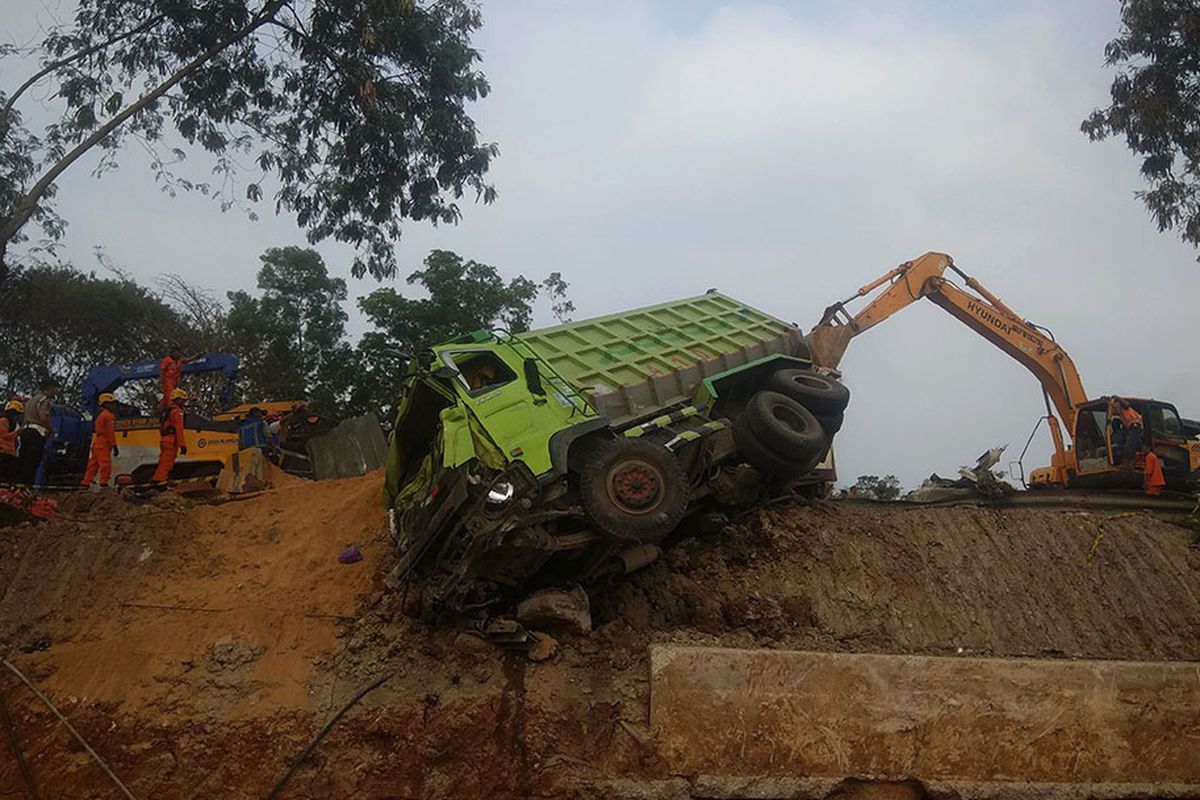 Petugas mengevakuasi salah satu kendaraan yang terlibat pada kecelakaan beruntun di Tol Cipularang KM 92 Purwakarta, Jawa Barat, Senin (2/9/2019). Kecelakaan tersebut melibatkan sekitar 20 kendaraan yang mengakibatkan korban 25 orang luka ringan, empat orang luka berat dan delapan orang meninggal dunia.