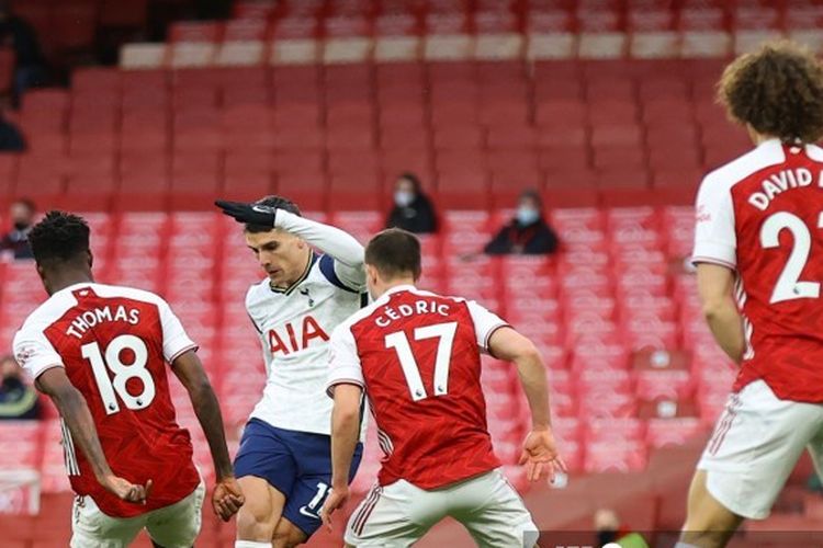 Erik Lamela melakukan tendangan rabona dalam laga Arsenal vs Tottenham Hotspur pada pertandingan Liga Inggris 2020-2021 yang dilangsungkan di Stadion Emirates, London, Minggu (14/3/2021).