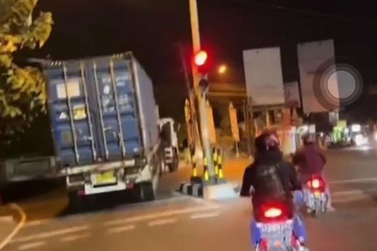 Viral Video Truk Tronton Ngeblong di Lampu Merah Komplang Solo, Warganet: Ngawur!