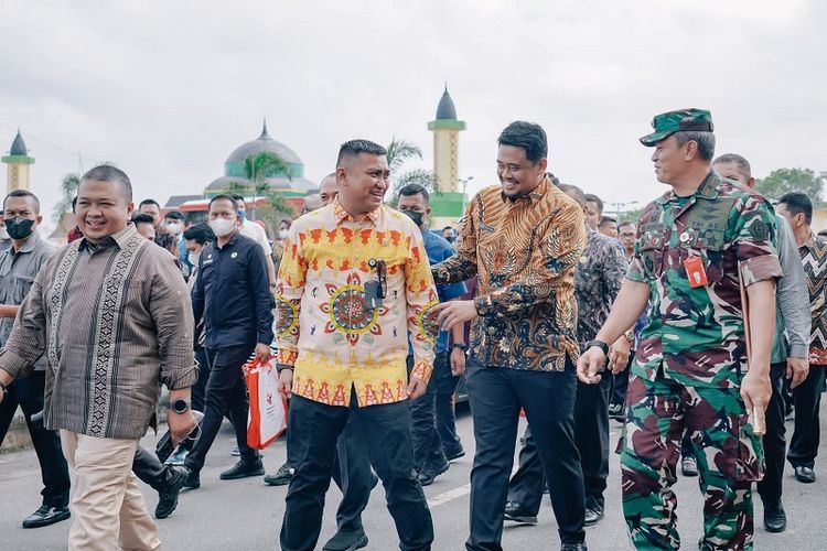 Wali Kota (Walkot) Bobby Nasution menghadiri kegiatan road to Hari Anti Korupsi Sedunia (Hakordia) Tahun 2022 yang diselenggarakan oleh Komisi Pemberantasan Korupsi (KPK) Republik Indonesia (RI), di Lapangan Gedung Astaka, Deli Serdang, Selasa (29/11/2022). 