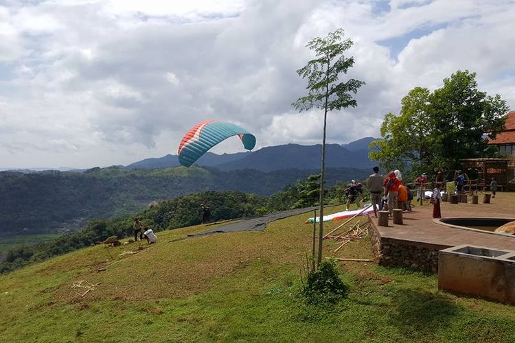 Destinasi wisata paralayang di Sumedang, Jawa Barat.