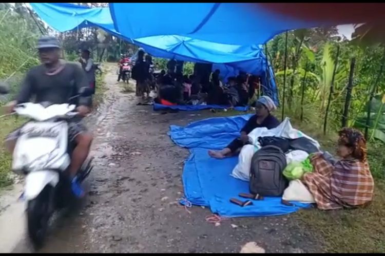 Warga Majene Mengungsi Ke Dataran Tinggi Pasca Gempa