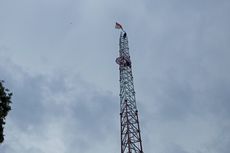 Pernah Kritik Pemerintah dengan Naik Papan Reklame, Kini Agustinus Panjat Tower Setinggi 43 Meter di Sikka