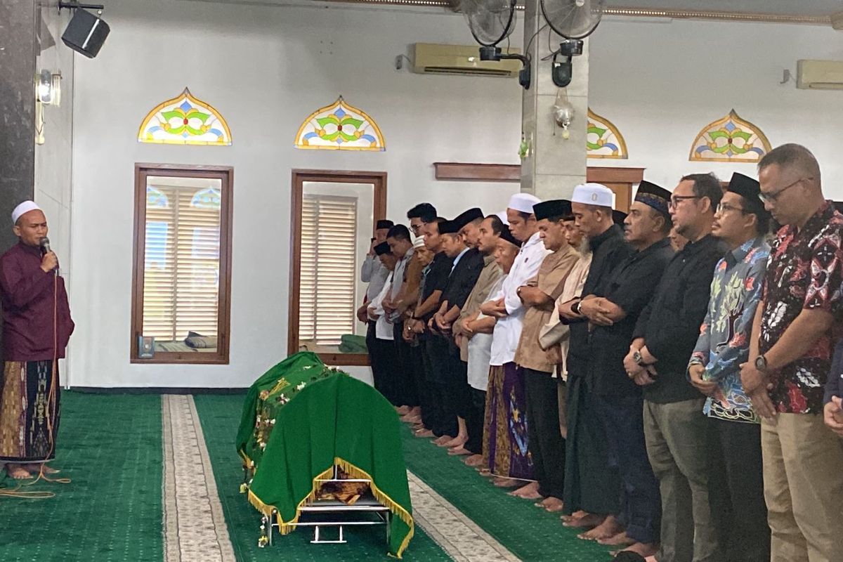 Isak Tangis Keluarga Saat Jasad Bupati Kepulauan Seribu Hendak Dishalatkan di Depok