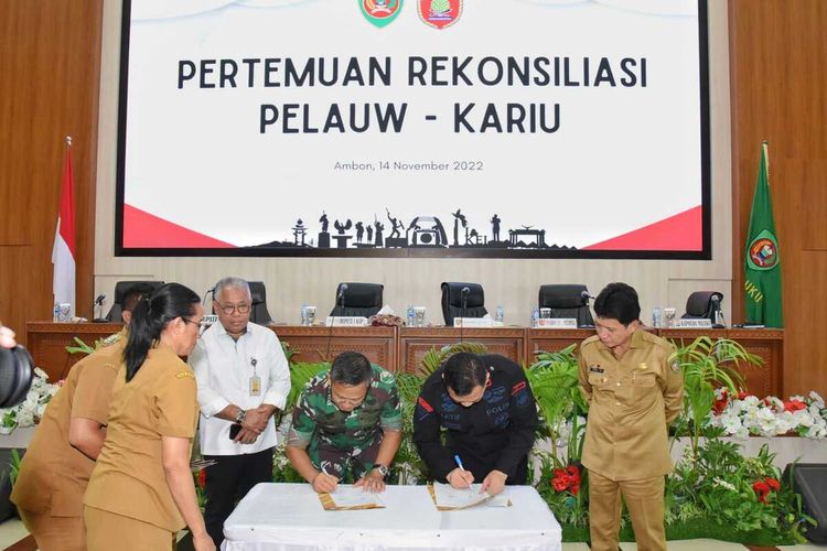 Desa Pelauw dan desa Kariuw yang sempay terlibat bentrok akhirnya sepakat berdamai. Penandatanganam kesepakatan damai dialukan Raja Pelauw dan Pj Negeri Kariuw di kantor Gubernur Maluku, Senin (14/11/2022)