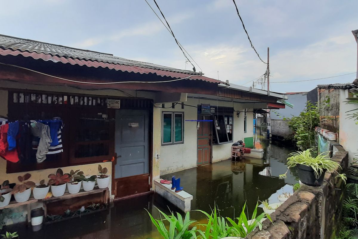 Suku Dinas (Sudin) Sumber Daya Air (SDA) Jakarta Timur masih mencoba mengatasi banjir yang menggenangi Ratusan rumah di Kelurahan Pondok Bambu, Kecamatan Duren Sawit, Jakarta Timur.