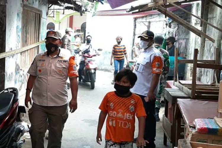 Satpol PP Lenteng Agung menyosialisasikan penutupan Pasar Kambing, Lenteng Agung, Jagakarsa, Jakarta Selatan pada Rabu (4/11/2020) sore karena adanya penemuan kasus positif Covid-19. Penutupan dilakukan selama tiga hari sebagai upaya memutus mata rantai penyebaran Covid-19.