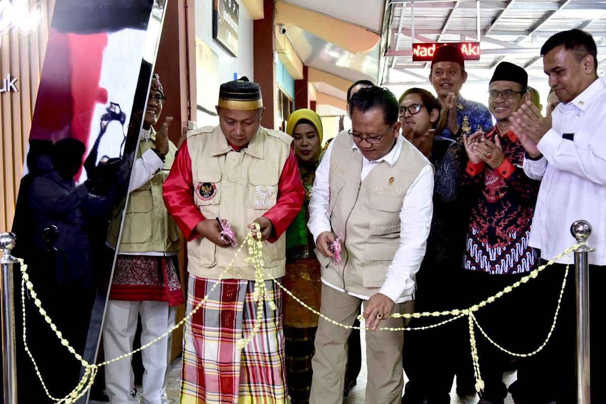 Deputi Bidang Pencegahan Perlindungan dan Deradikalisasi BNPT Roedy Widodo bersama Penjabat (Pj) Walkot Salatiga Yasip Khasani meresmikan Warung NKRI Digital di Kantor Badan Kesatuan Bangsa dan Politik (Bangkesbangpol) Kecamatan Sidomukti, Salatiga, Jawa Tengah, Kamis (2/5/2024). 