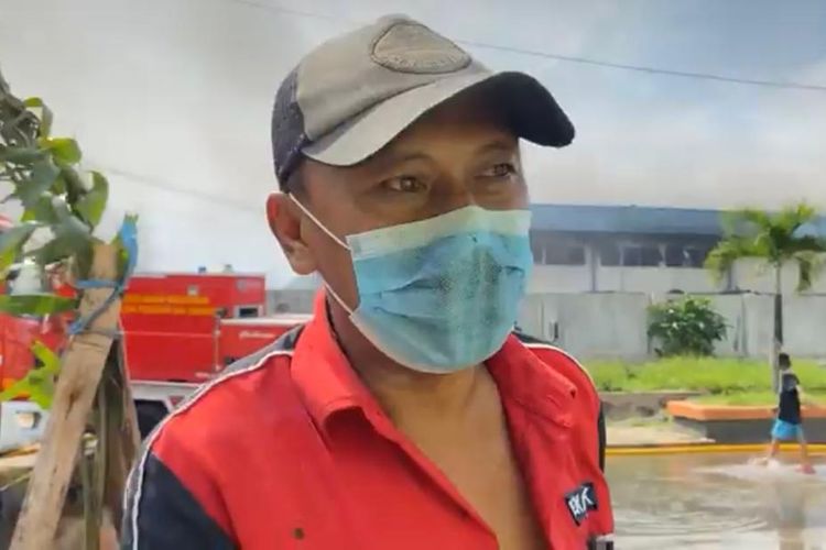 Kepulan asap kebakaran membuat masker yang digunakan warga berubah menjadi hitam dan kotor. Kebakaran itu melanda bangunan industri di Jalan Tuna Raya, Pelabuhan Muara Baru, Penjaringan, Jakarta Utara pada Rabu (4/1/2023). 