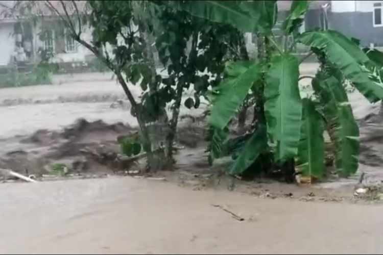 Tangkap Layar peristiwa banjir bandang di sungai Cilimus, Desa Jamberama, Kecamatan Salajambe, Kabupaten Kuningan Jawa Barat, Sabtu petang (25/3/2023)
