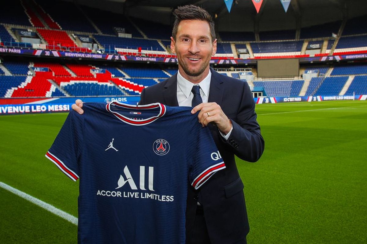 Lionel Messi memamerkan jersey Paris Saint-Germain (PSG) di Stadion Parc des Princes, Selasa (10/8/2021),