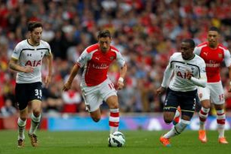 Aksi gelandang Arsenal, Mesut Oezil, saat melawan Tottenham Hotspur pada pertandingan lanjutan Premier League di Stadion Emirates, Sabtu (27/9/2014). 