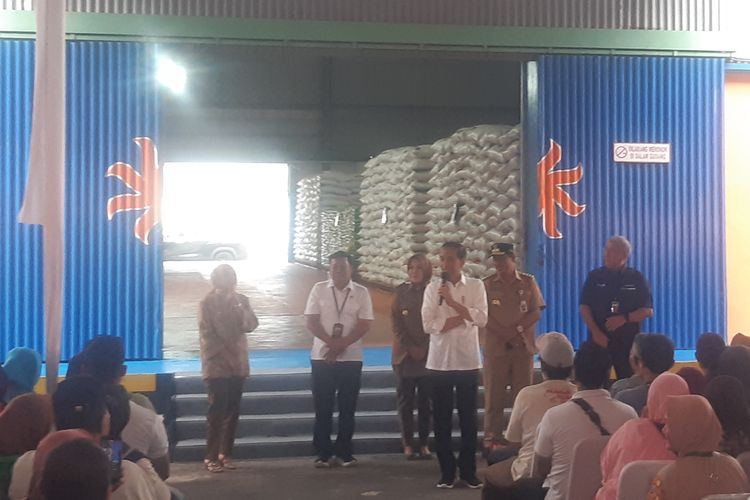 Presiden Joko Widodo (Jokowi) menyerahkan bantuan pangan kepada warga di Gudang Bulog Meger, Ceper, Klaten, Jawa Tengah, Rabu (31/1/2024).