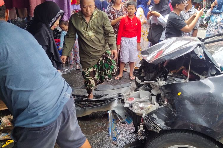 Mobil Toyota Vios terlihat ringsek setelah menabrak dua pejalan kaki dan toko kosmetik di pasar tradisional Jamaker Nunukan Kaltara. Pengemudi diduga out of control saat mencoba mengendarai mobil transmisi manual karena terbiasa menggunakan mobil matik