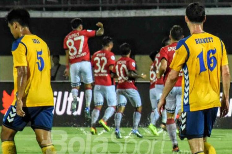 Pemain Bali United merayakan gol Fadil Sausu dalam pertandingan putaran pertama kualifikasi Liga Champions Asia melawan Tampines Rovers di Stadion Kapten I Wayan Dipta, Selasa (16/1/2018). 