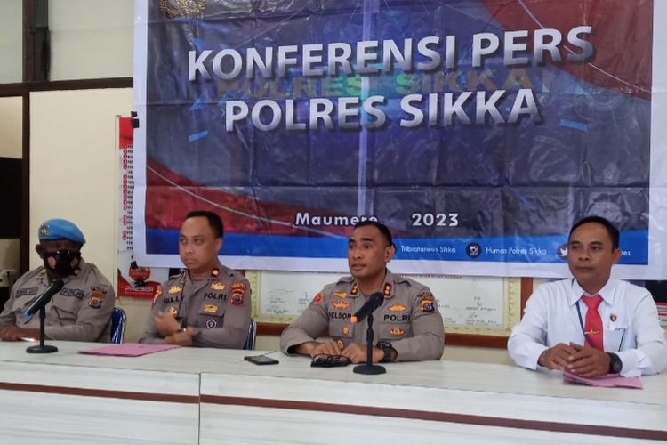 Foto: Konferensi pers terkait dugaan anggota Polres Sikka yang diduga minta uang ke pelaku penjual BBM di Sikka di Kantor Polres Sikka, Senin (20/3/2023).