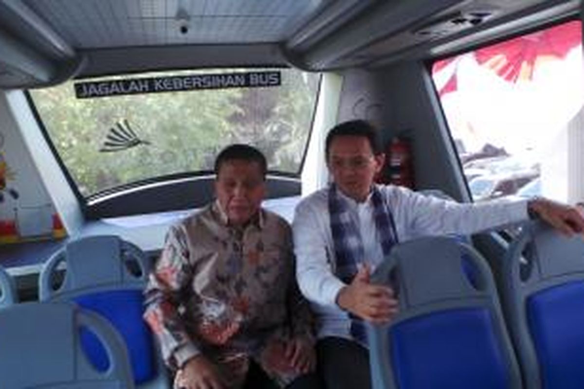 Gubernur DKI Jakarta Basuki Tjahaja Purnama bersama Coorporate Affairs Director Alfamart Solihin saat berada di dalam bus tingkat wisata, di Balai Kota, Jumat (26/6/2015). 