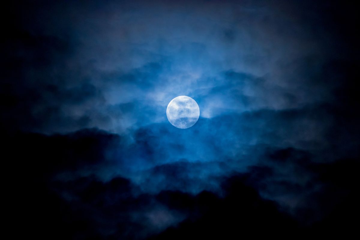 Ilustrasi blue moon atau bulan biru tertutup awan.