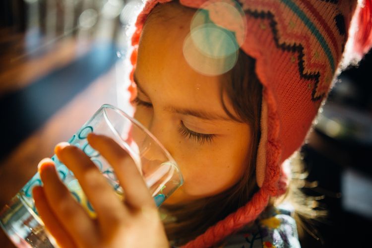 Beri anak lebih banyak minuman sehat, seperti air putih, susu, dan semacamnya, saat sakit tenggorokan. Ini bisa menjadi cara pertolongan pertama untuknya. 