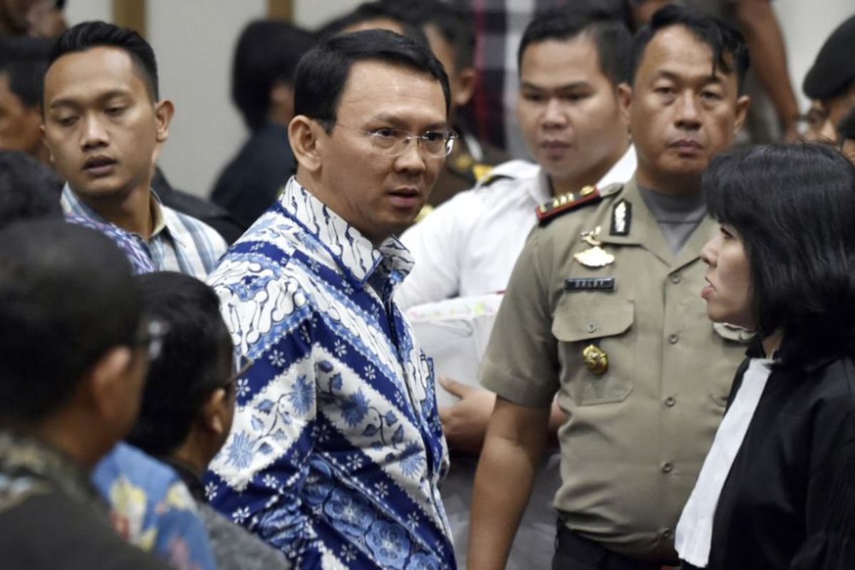 Gubernur DKI Jakarta Basuki Tjahaya Purnama alias Ahok berbicara kepada tim pengacaranya, setelah dijatuhkannya vonis hukuman penjara dua tahun oleh Pengadilan Negeri Jakarta Utara, Selasa (9/5/2017). 
