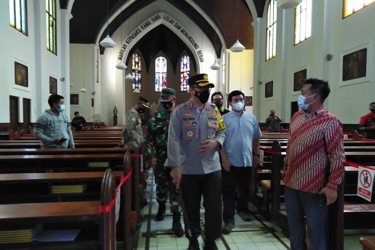 Kapolrestabes Bandung, Kombes Ulung Sampurna Jaya melakukan pengecekan dan peninjauan di Gereja Katedral Bandung.