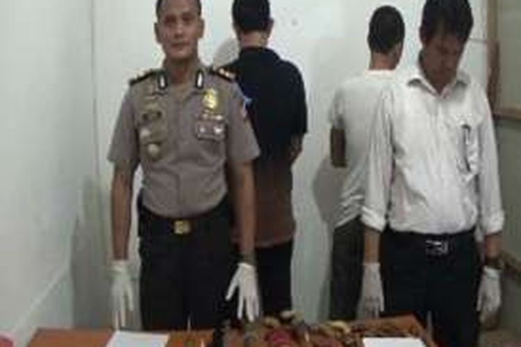 Seorang bapak dan anak serta menantunya di Majene, Sulawesi Barat, ditangkap petugas kepolisian karena terlibat peredaran narkoba jenis sabu-sabu.