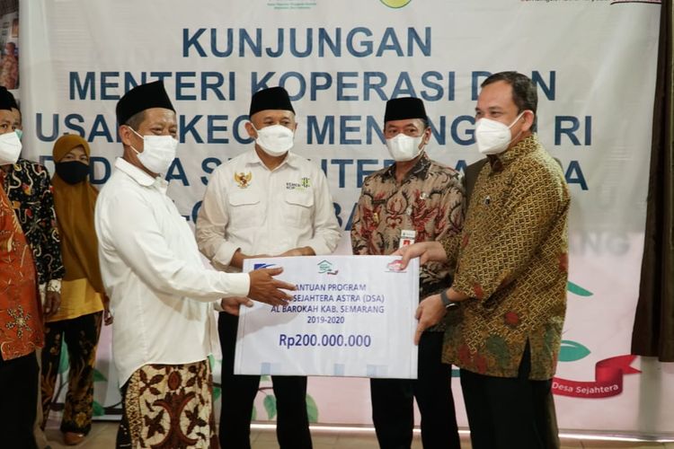 Menteri Koperasi dan Usaha Kecil Menengah Teten Masduki saat menyaksikan pemberian bantuan untuk para petani di Desa Ketapang, Susukan, Kabupaten Semarang.