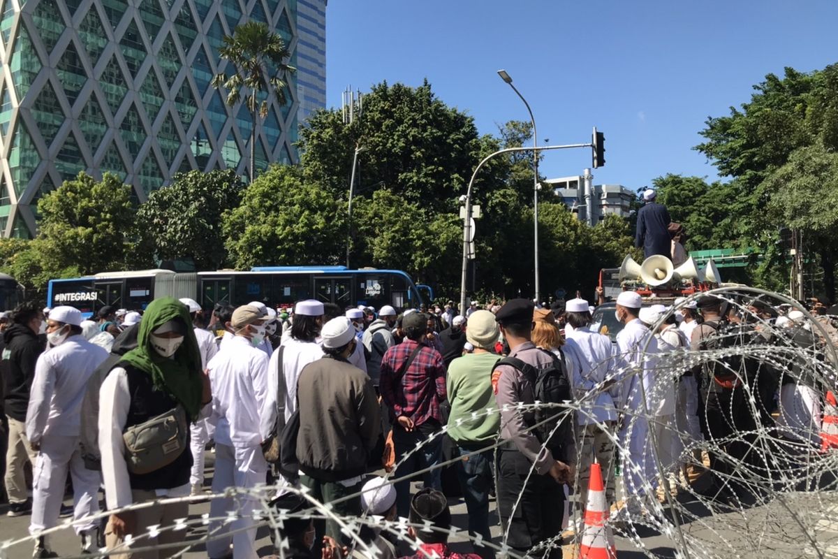 Sejumlah massa Reuni 212 terpantau berada di perempatan Jalan MH. Thamrin, Menteng, Jakarta Pusat pada Kamis (2/12/2021) pagi.