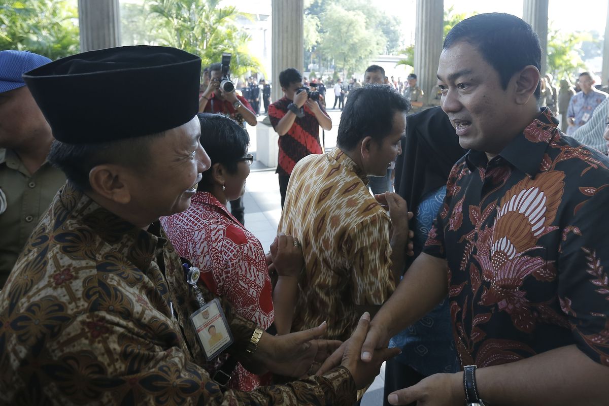Wali Kota Semarang Hendrar Prihadi berhalal bihalal dengan pegawai Pemkot Semarang usai apel pagi masuk kerja setelah libur panjang di halaman Balaikota Semarang, Senin (10/6/2019).