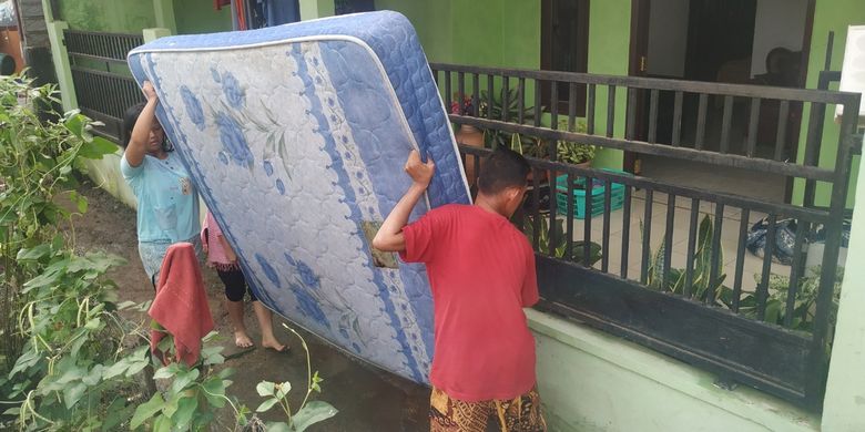 Dua warga menggotong kasur yang terendam banjir untuk dijemur di Kampung Pangkalan, Kelurahan Situmekar, Kecamatan Lembursitu, Sukabumi, Jawa Barat, Senin (11/5/2020).