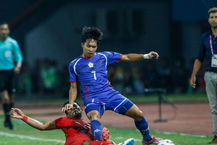 Pesepak bola Indonesia Zulfiandi berebut bola dengan pesepak bola Chinese pada pertandingan Grup A Asian Games ke-18 di Stadion Patriot, Bekasi Minggu (12/8/2018). Timnas Indonesia menang dengan skor 4-0.