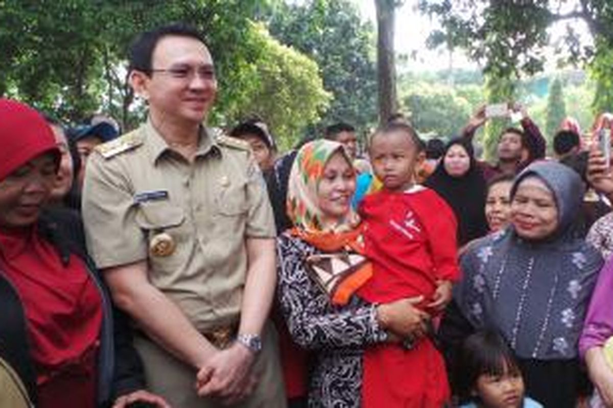 Gubernur DKI Jakarta Basuki Tjahaja Purnama saat berfoto bersama warga Meruya Utara seusai meresmikan Ruang Publik Terpadu Ramah Anak (RPTRA) Meruya Utara, Kembangan, Jakarta Barat, Selasa (29/12/2015).