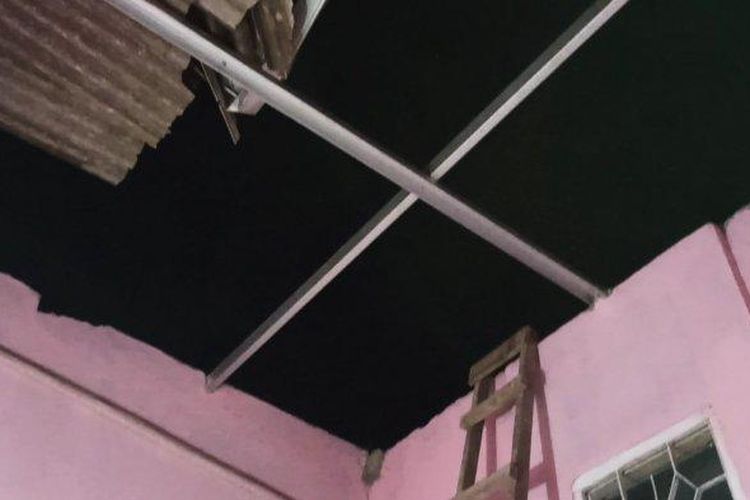 Salah satu bagian atap rumah warga yang rusak terkena terjangan angin puting beliung di RW 07 Kelurahan Tugu Selatan, Koja, Jakarta Utara, Selasa (20/10/2020). 
