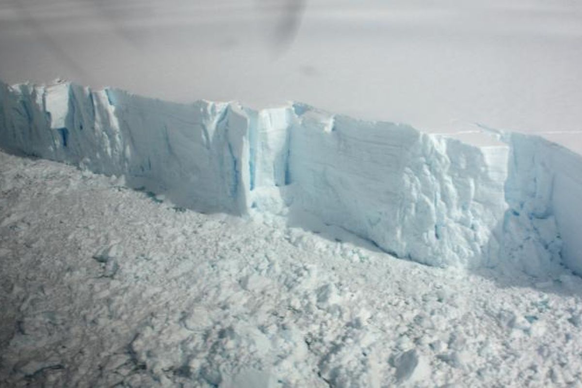 Lapisan es Antartika. Citra satelit NASA menangkap lapisan es Antartika meleleh lebih cepat.