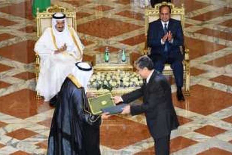 Presiden Mesir Abdel Fattah el-Sisi (tengah kanan) dan Raja Saudi Salman bin Abdulaziz (tengah kiri) bertepuk tangan saat upacara penandatanganan perjanjian bilateral di Istana Presiden di Kairo, yang antara lain penyerahan Pulau Tiran dan Sanafir.