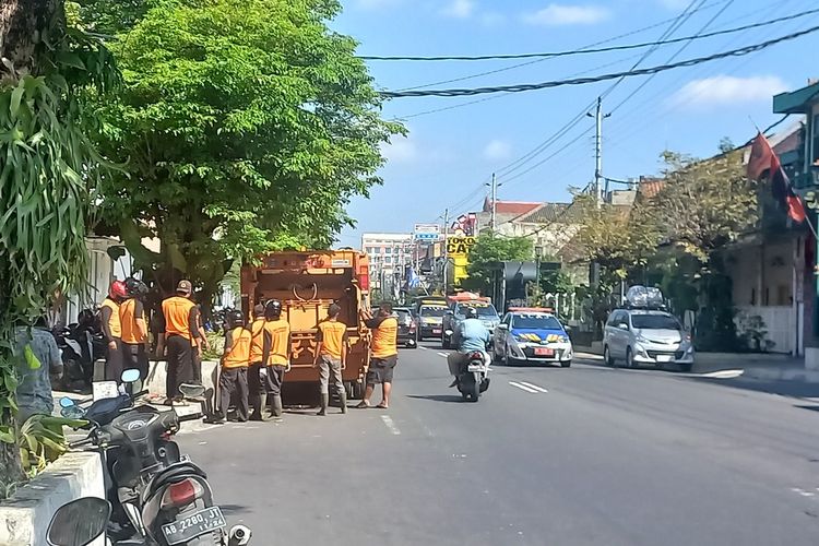 Petugas kebersihan mulai mengangkut tumpukan sampah di Jalan Ahmad Dahlan Kota Yogyakarta, Rabu (26/7/2023)
