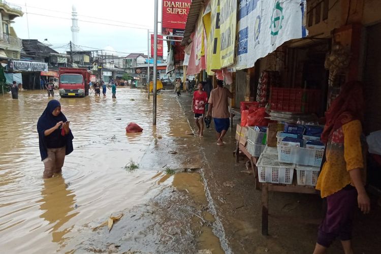 Kondisi Pasar Blimbing, Lamongan, masih terendam banjir akibat luapan air Kali Asin, Selasa (1/3/2022) pagi WIB.