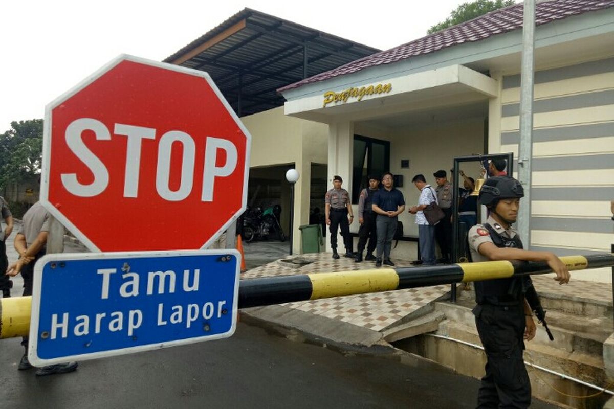 Polres Tangerang Selatan memperketat keamanan bagi para pengunjung yang datang setelah adanya aksi bom bunuh diri di Polrestabes Medan di Jalan HM Said, Kota Medan, Sumatera Utara, Rabu (13/11/2019) pagi.  